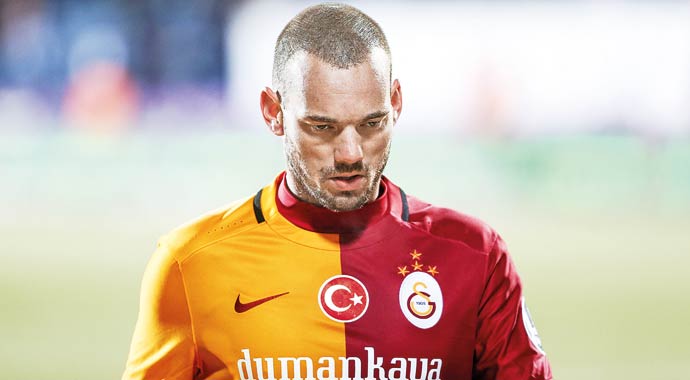 Osmanlıspor'a yenilen Galatasaray zirve yolunda büyük yara aldı