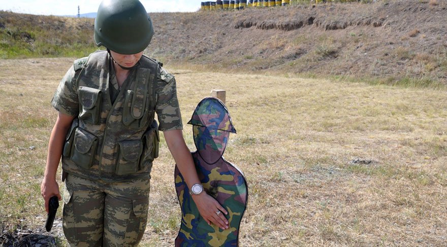 Kars'ta sınırı bekleyen kadın askerler