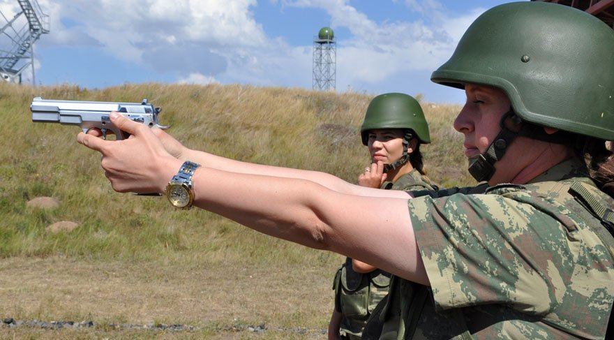 Kars'ta sınırı bekleyen kadın askerler