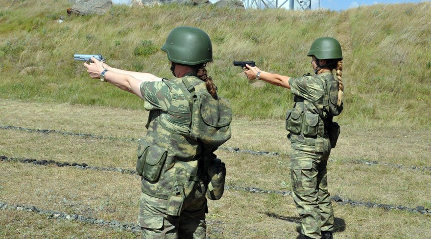 Kars'ta sınırı bekleyen kadın askerler