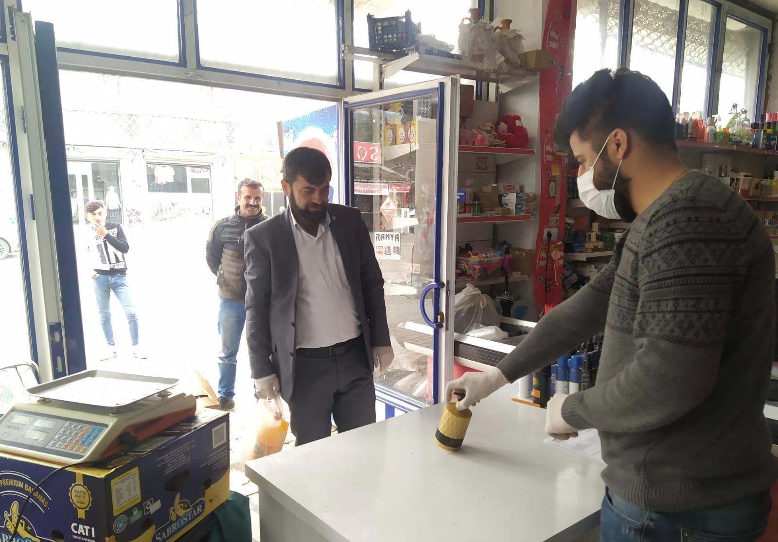 Kasayı kapıya kurdu, müşteriden siparişleri kapıdan işaretle almaya başladı