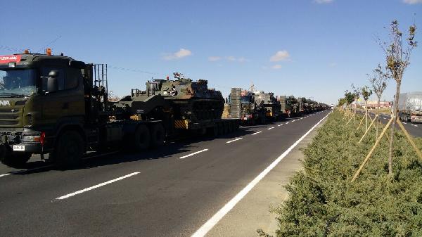 Askeri araçlar sınıra kaydırılıyor! Askeri araçlar sınıra kaydırılıyor!