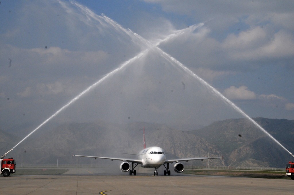 İstanbul Havalimanı’ndan Şırnak’a gelen ilk uçak su takıyla karşılandı