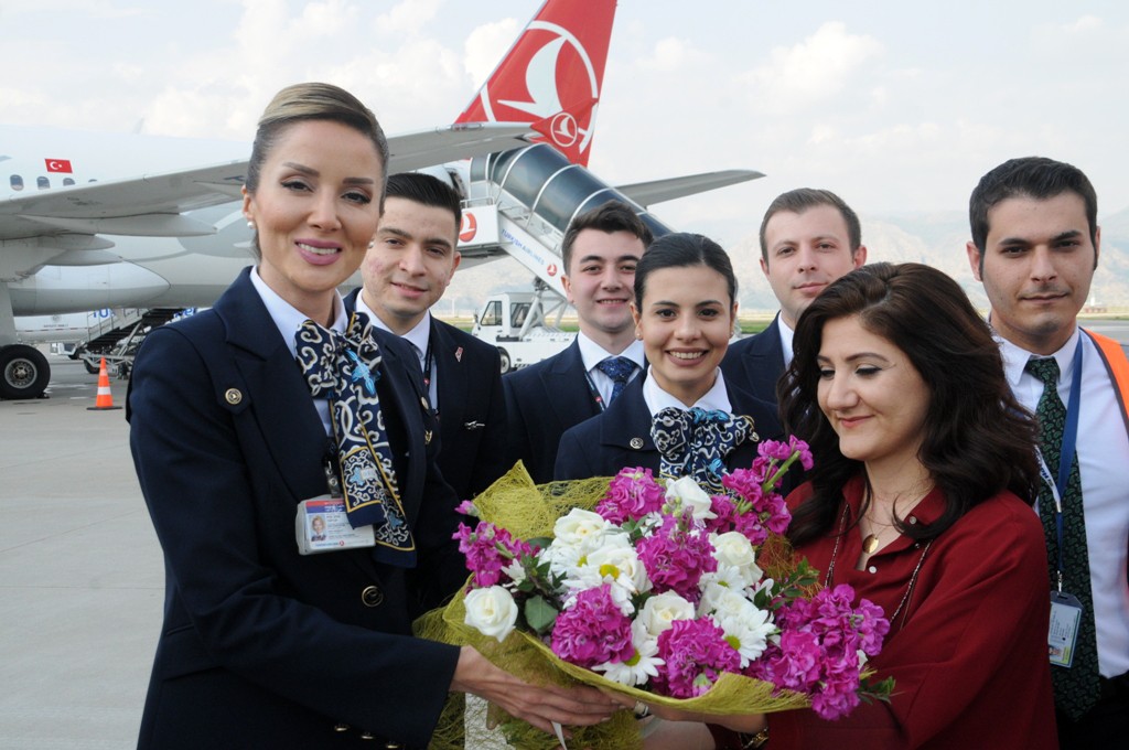İstanbul Havalimanı’ndan Şırnak’a gelen ilk uçak su takıyla karşılandı