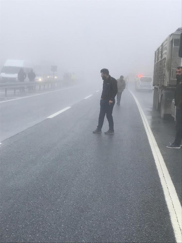 Yoğun sis ve buzlanma kazayı beraberinde getirdi