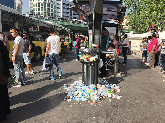 Şişli Belediyesi önündeki eylem nedeniyle çöpler sokaklarda kaldı