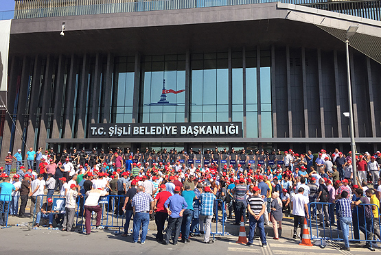 Şişli Belediyesi önündeki eylem nedeniyle çöpler sokaklarda kaldı