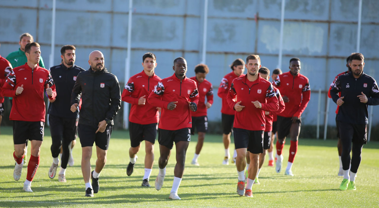 Rıza Çalımbay ile Sivasspor'un yolları ayrılıyor! Tecrübeli teknik direktör kendisi açıkladı