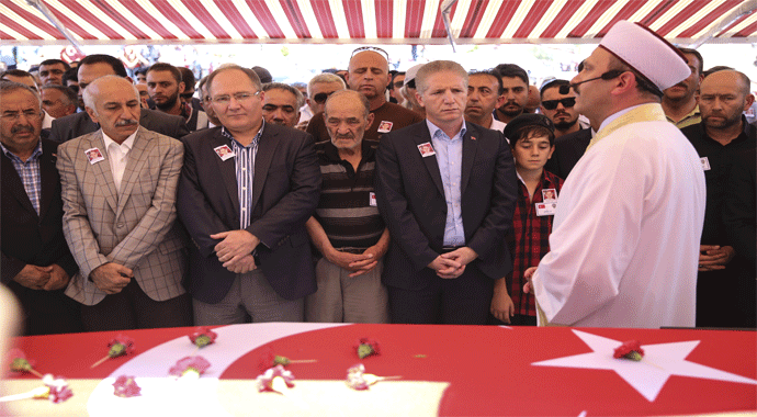 Şehit babasını özel harekat polisi şapkasıyla uğurladı Şehit babasını özel harekat polisi şapkasıyla uğurladı