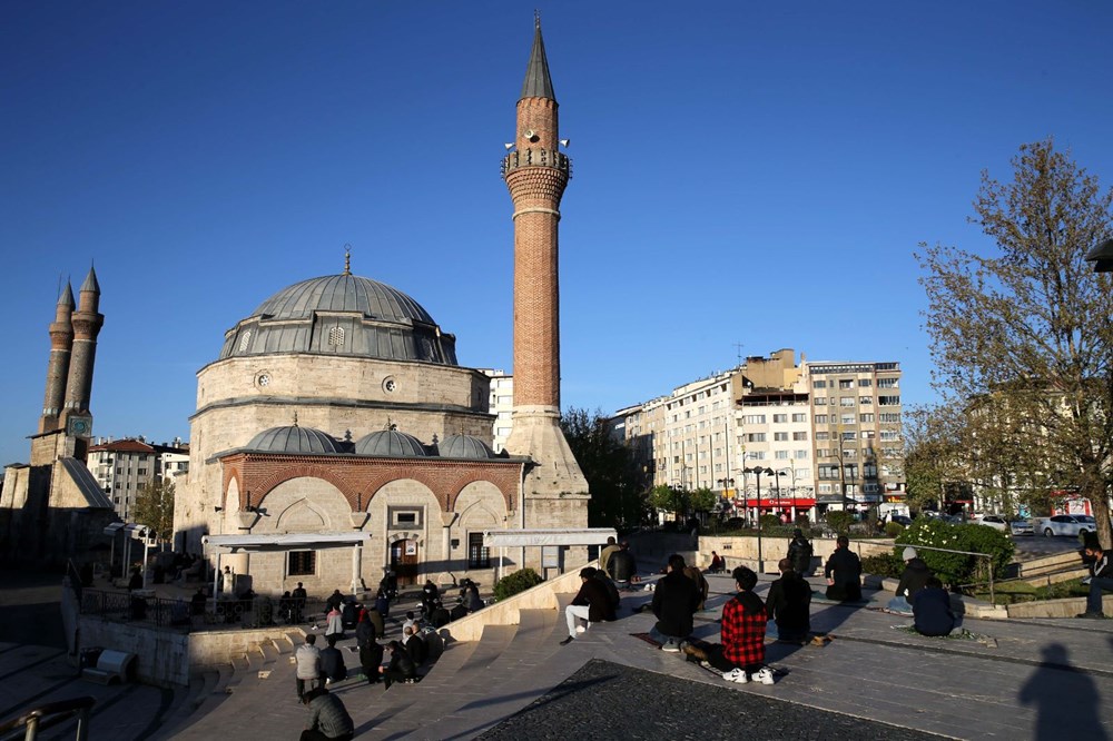 Sosyal mesafe ve maskeli bayram namazı