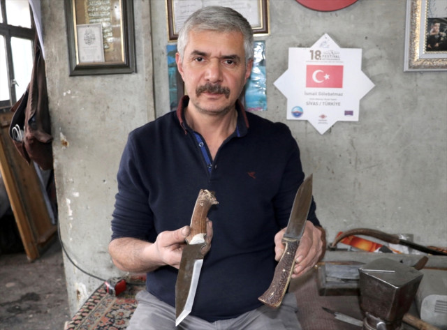 Sivaslı ustanın kendi karışımıyla yaptığı bıçaklar, demiri bile kesiyor