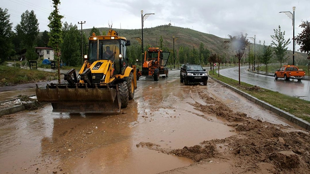 Sağanak sonrası felaket Sivas'ı da vurdu: Sel suyu köprüyü yuttu