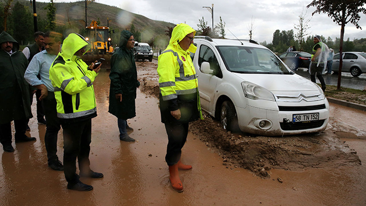 Sağanak sonrası felaket Sivas'ı da vurdu: Sel suyu köprüyü yuttu