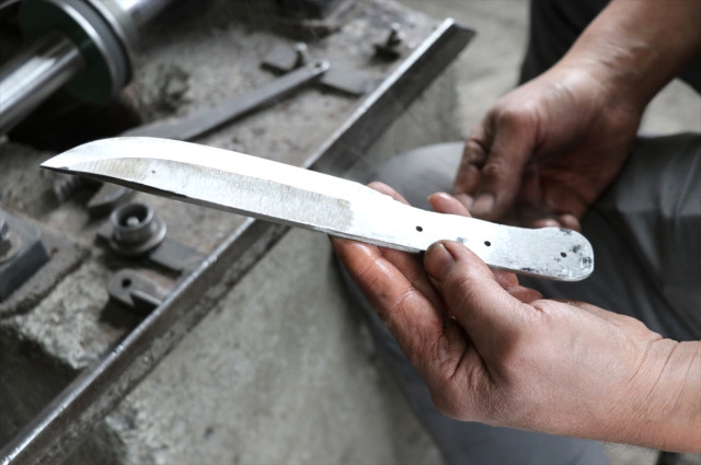 Sivaslı ustanın kendi karışımıyla yaptığı bıçaklar, demiri bile kesiyor