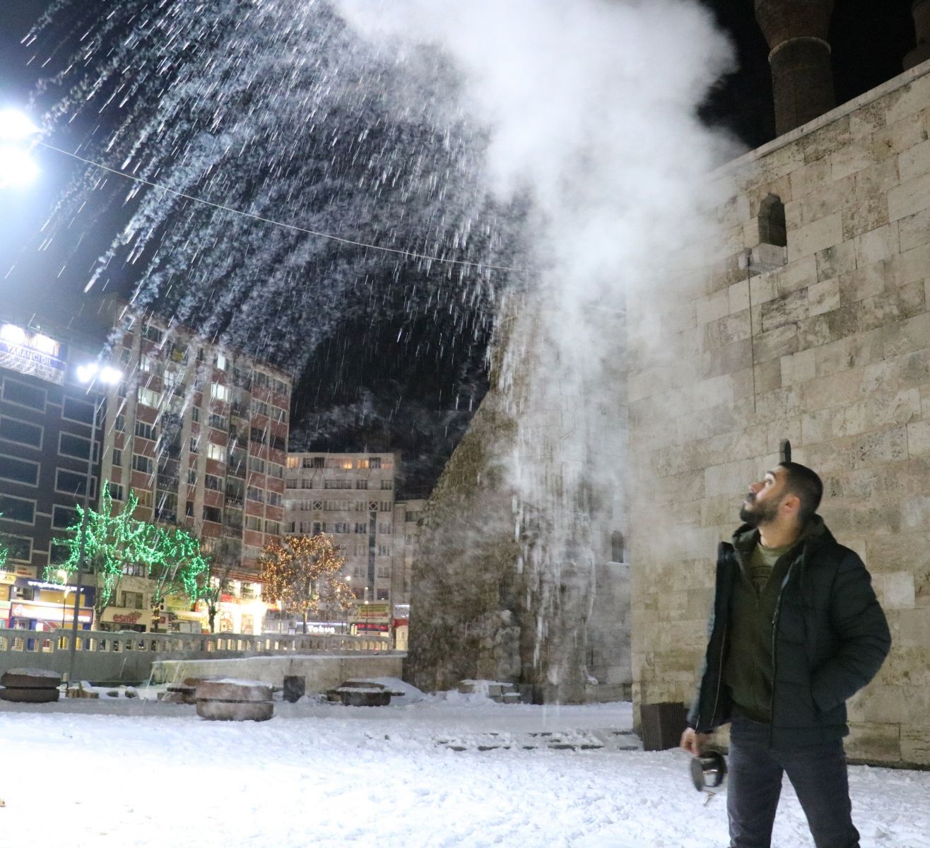 Sivas dondu! Havaya atılan su, buz taneciği olarak yere düştü