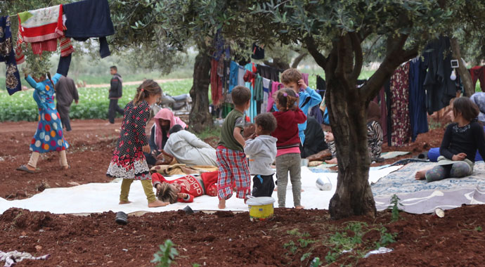 Bombardımandan kaçan siviller zeytinliklere sığındı