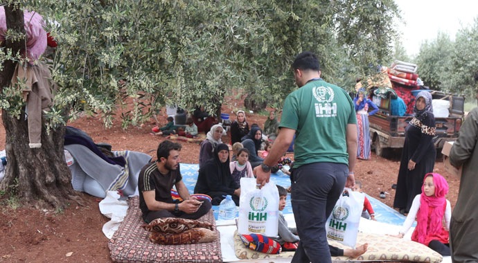 Bombardımandan kaçan siviller zeytinliklere sığındı