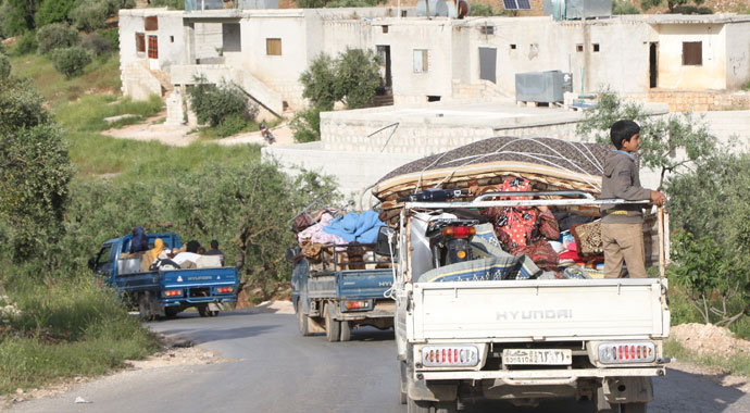 Bombardımandan kaçan siviller zeytinliklere sığındı