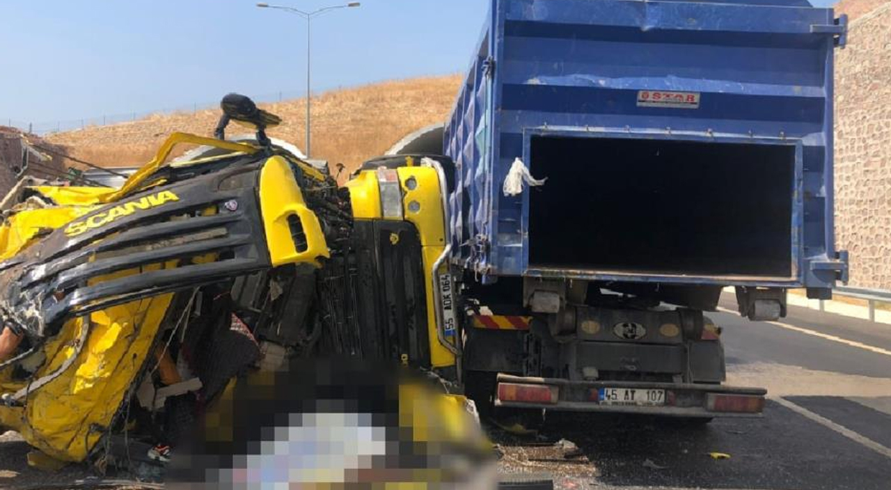 Seyir halindeki tırın patlayan lastiği dehşet saçtı! Ölü ve yaralılar var Seyir halindeki tırın patlayan lastiği dehşet saçtı! Ölü ve yaralılar var
