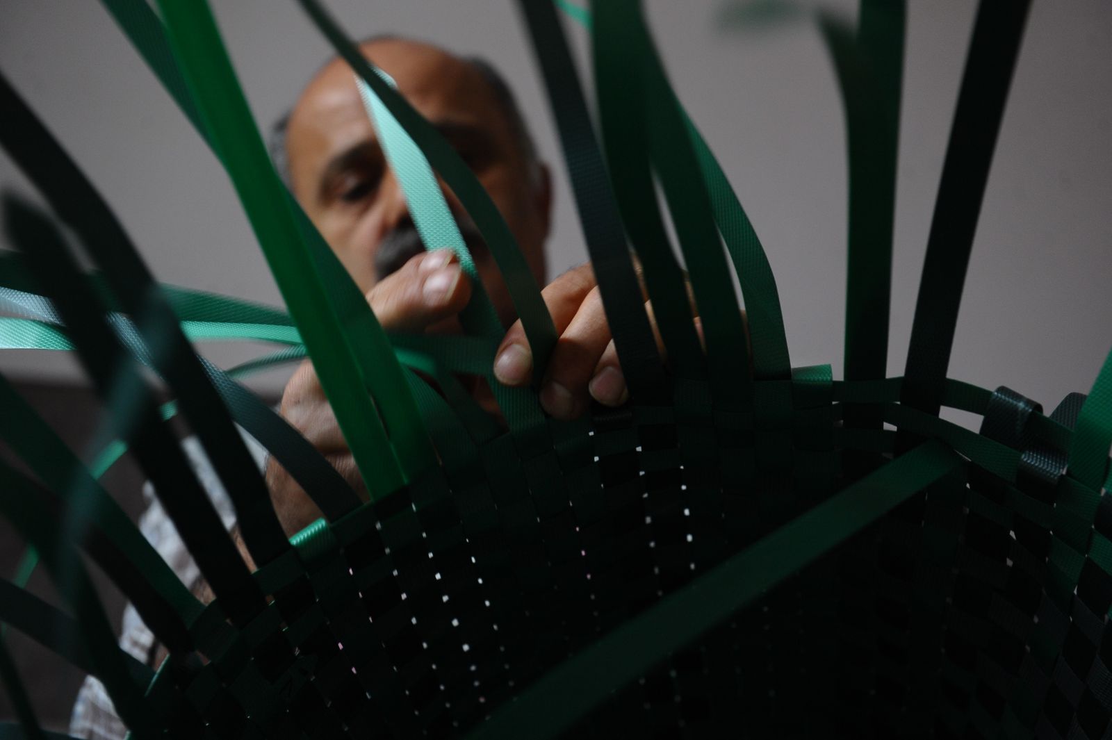 Sokaktan topladığı koli bağlarından pazar çantası yapıyor