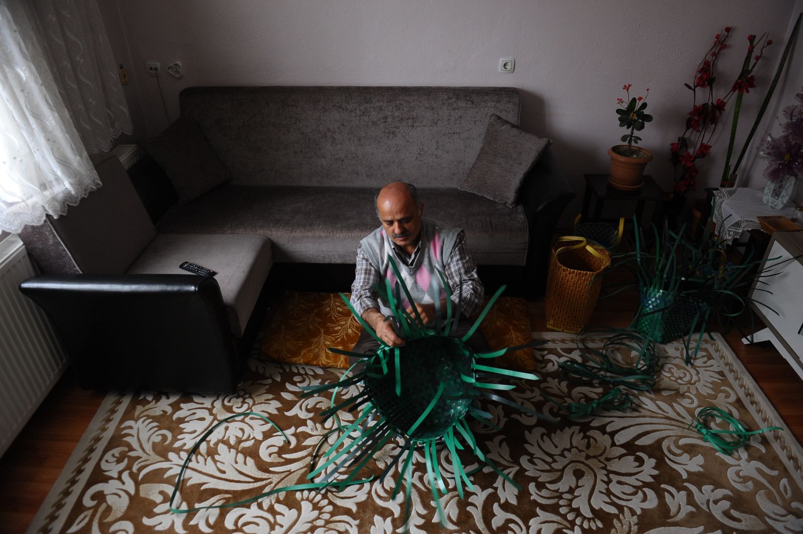 Sokaktan topladığı koli bağlarından pazar çantası yapıyor