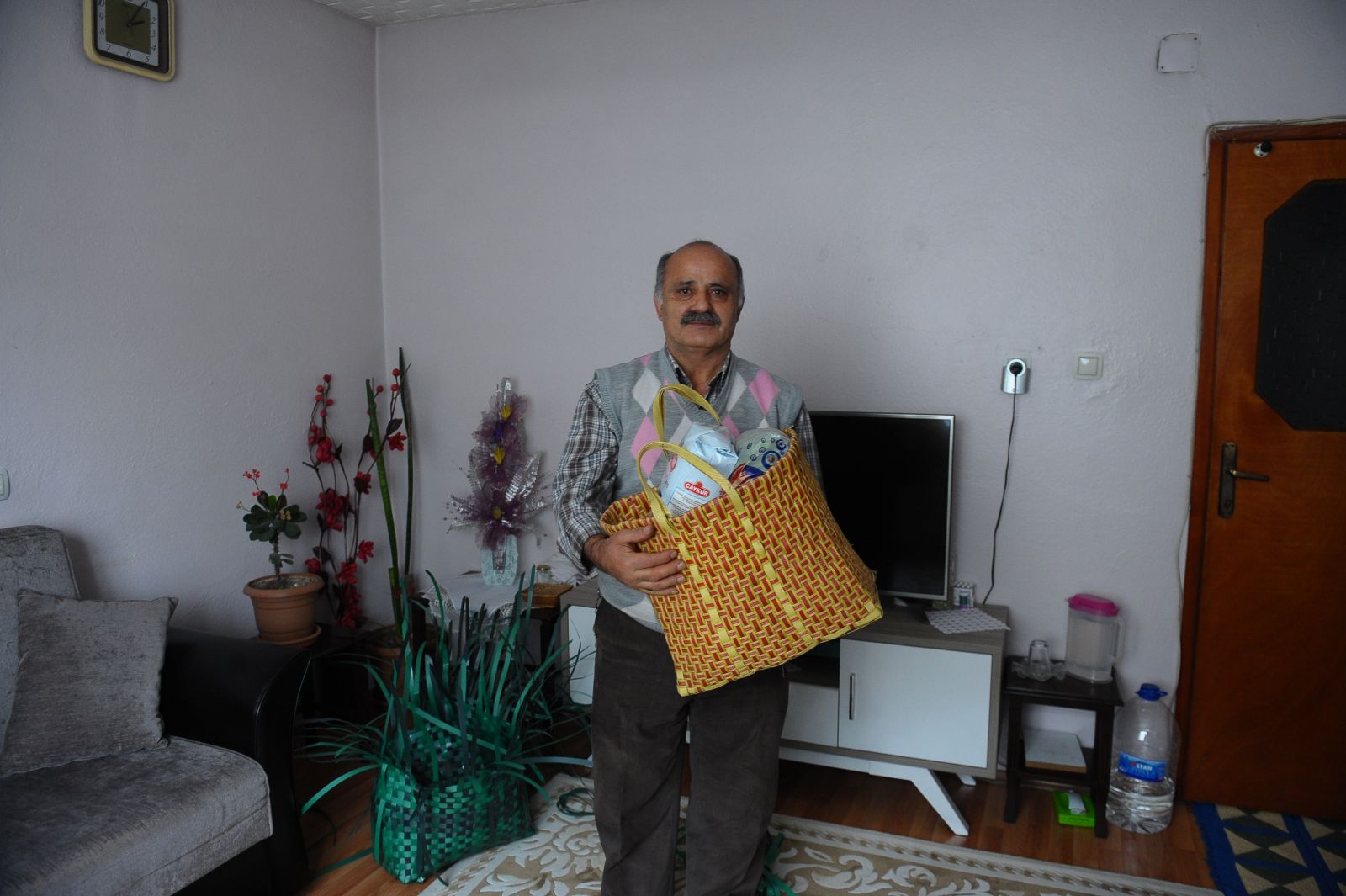 Sokaktan topladığı koli bağlarından pazar çantası yapıyor