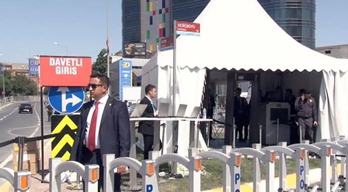 Sümeyye Erdoğan'ın gelin arabası Huber Köşkü'nden ayrıldı