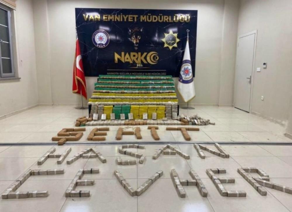Bakan Soylu duyurdu: 449 kg ele geçirildi