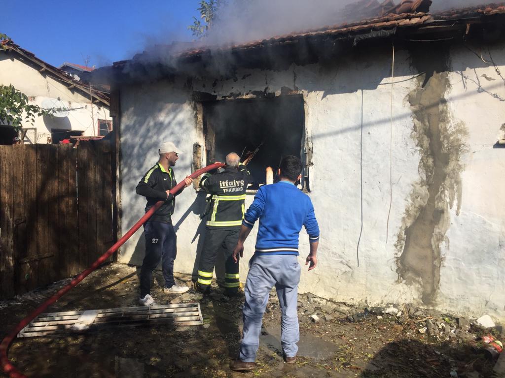 Soba kurarken evini yaktı