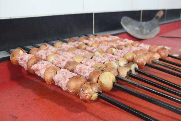 Şanlıurfa'da ilaç niyetine soğan kebabı yiyorlar