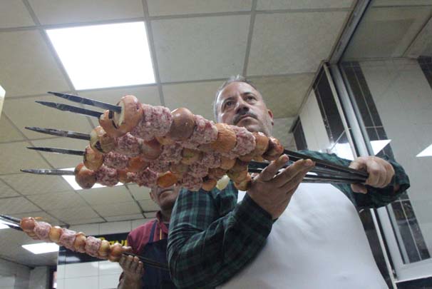 Şanlıurfa'da ilaç niyetine soğan kebabı yiyorlar