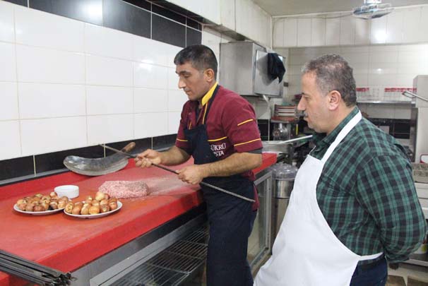 Şanlıurfa'da ilaç niyetine soğan kebabı yiyorlar