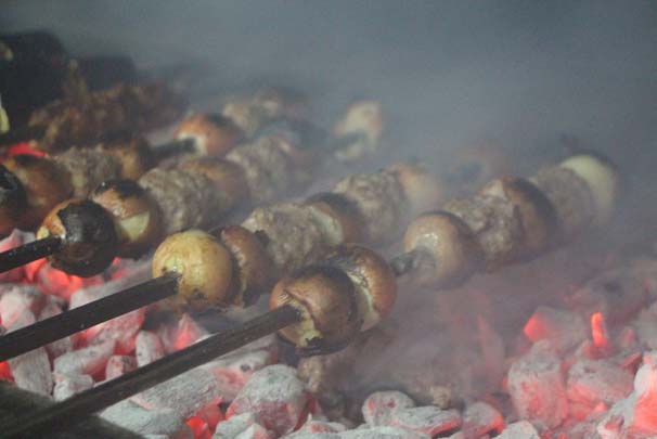 Şanlıurfa'da ilaç niyetine soğan kebabı yiyorlar