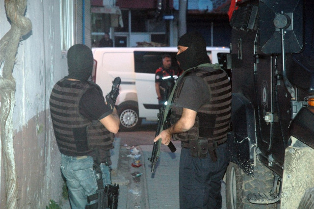 Sokakta oyun oynayan çocuk kavgadaki kurşunların hedefi oldu