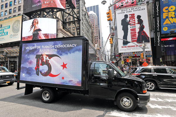 15 Temmuz darbesi New York sokaklarında dijital ekranla anlatıldı