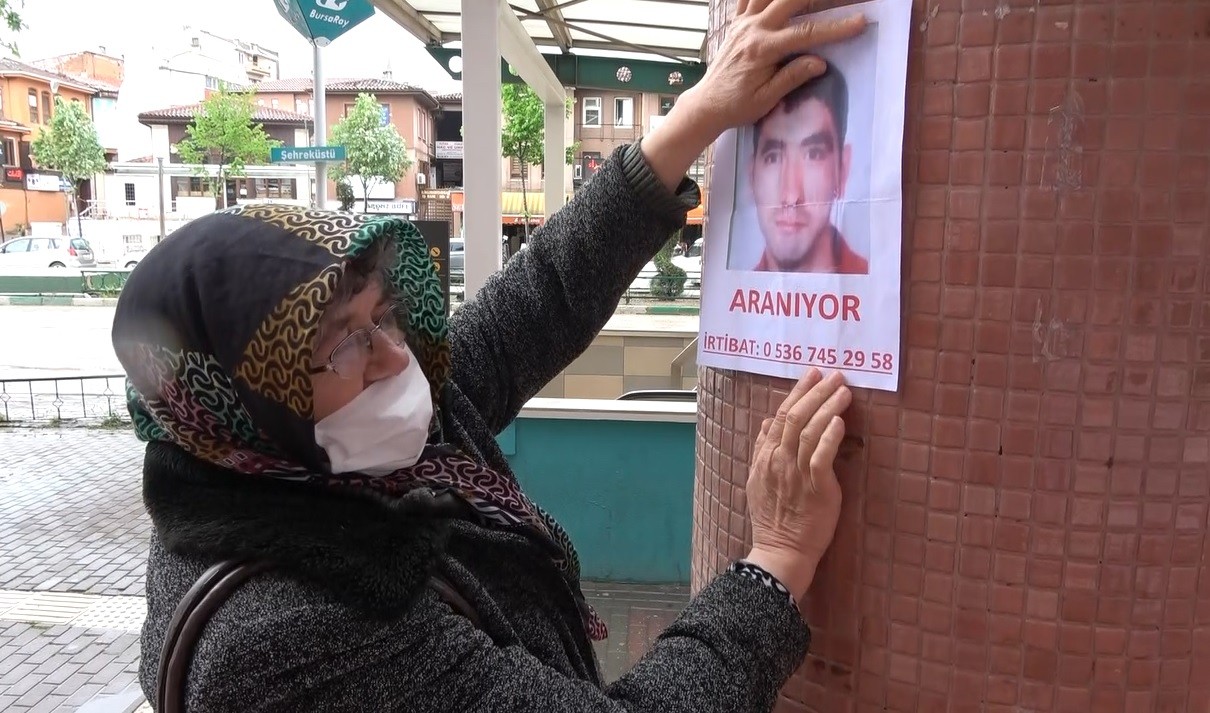 Sokak sokak gezip engelli oğlunu arıyor