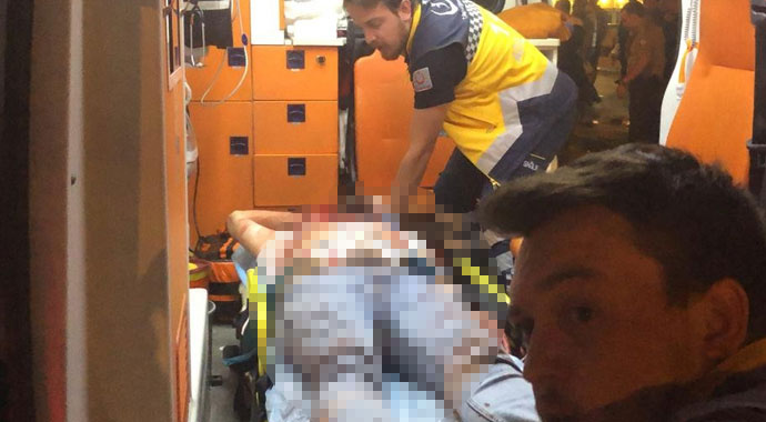 Sokak ortasındaki tartışma kanlı bitti... Bıçaklayıp, darp edip kaçtılar