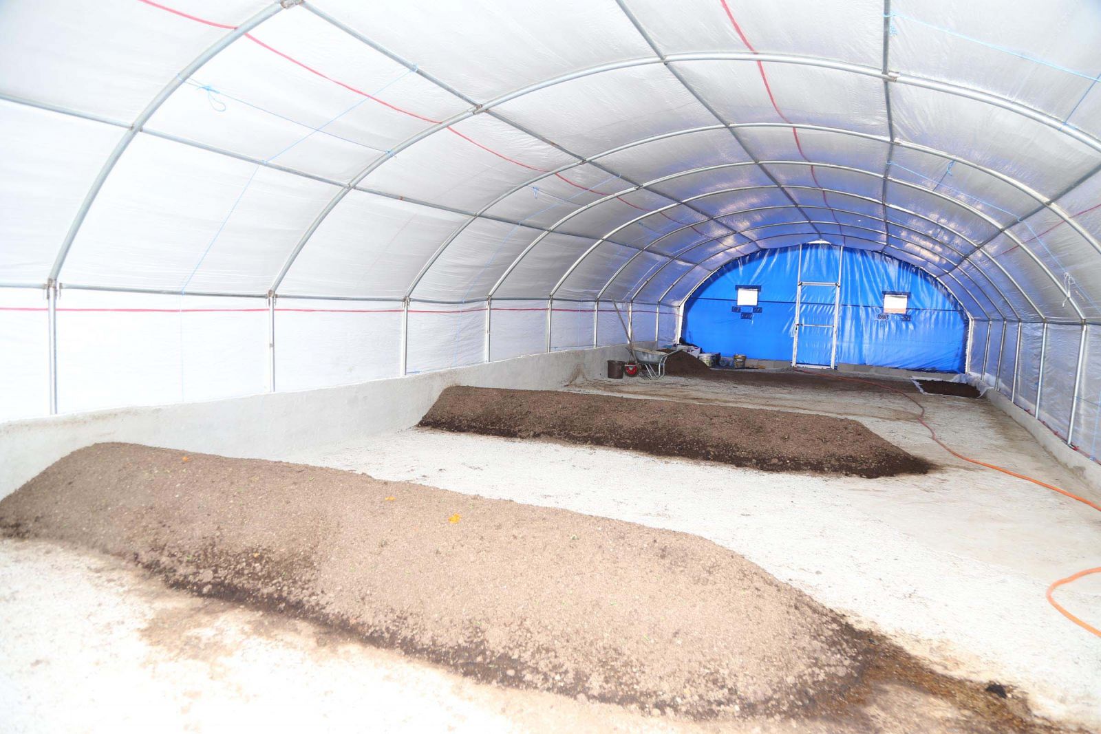 ABD'den getirdiği 400 bin solucanla organik gübre üretiyor