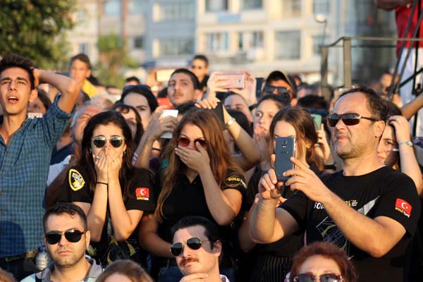 Solo Türk'ün gösterisini izleyenler gözyaşlarına boğuldular