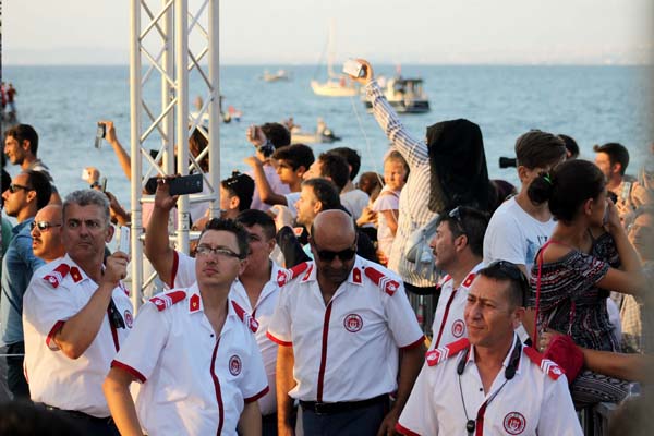 Solo Türk'ün gösterisini izleyenler gözyaşlarına boğuldular