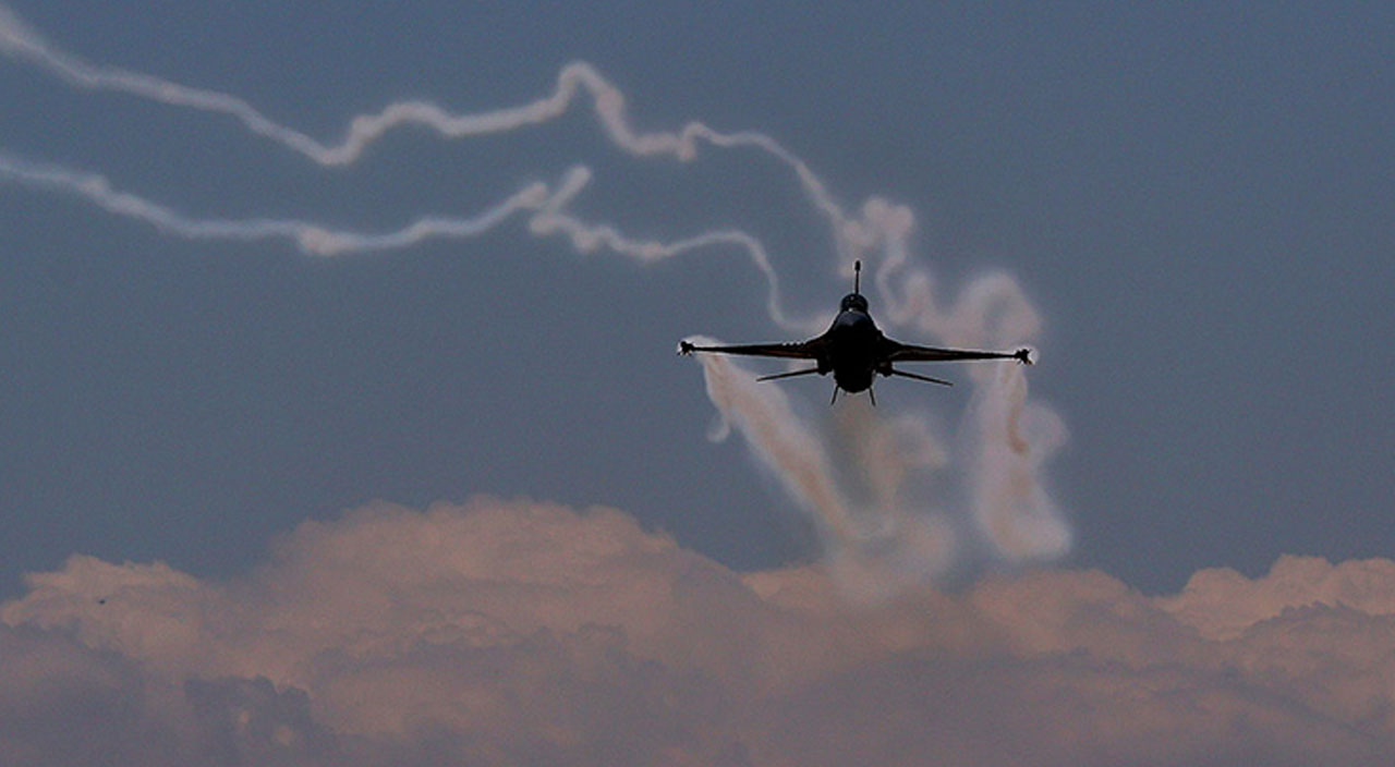 SOLOTÜRK'ten dünyada bir ilk! F-16 sınırlarını 'kobra manevrası' ile aştı SOLOTÜRK'ten dünyada bir ilk! F-16 sınırlarını 'kobra manevrası' ile aştı