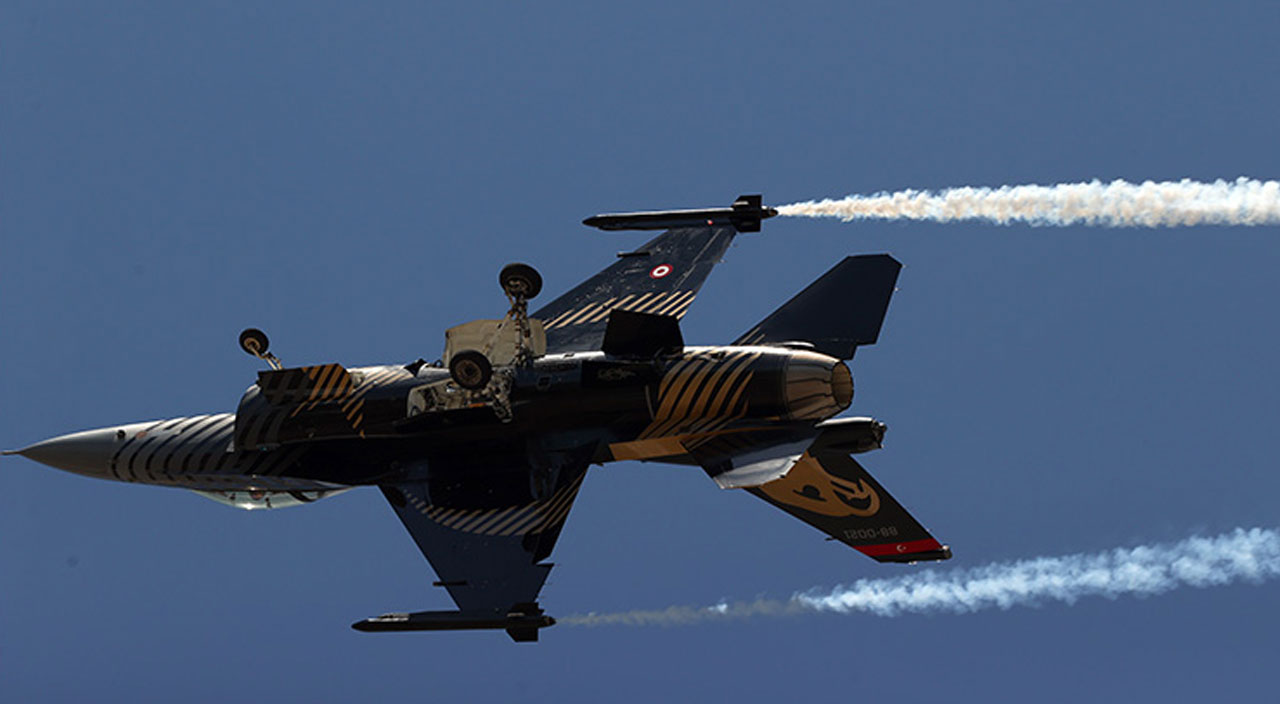 SOLOTÜRK'ten dünyada bir ilk! F-16 sınırlarını 'kobra manevrası' ile aştı SOLOTÜRK'ten dünyada bir ilk! F-16 sınırlarını 'kobra manevrası' ile aştı