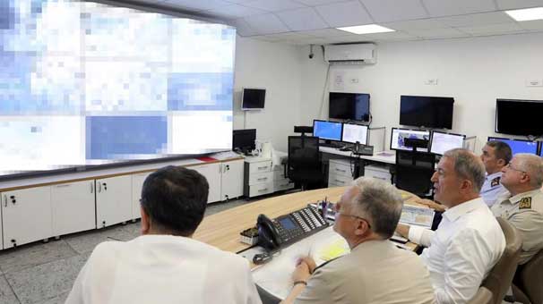 Bakan Akar ve komutanlar karargahta