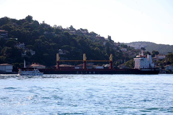 Son dakika! İstanbul Boğazı'nda yalılara doğru sürüklenen gemi son anda durdu