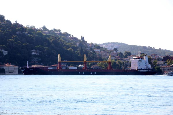 Son dakika! İstanbul Boğazı'nda yalılara doğru sürüklenen gemi son anda durdu