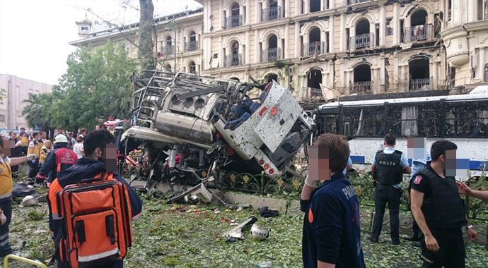 Beyazıt'ta bombalı saldırı sosyal medyada
