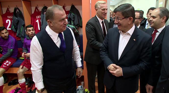 Başbakan Davutoğlu soyunma odasına indi