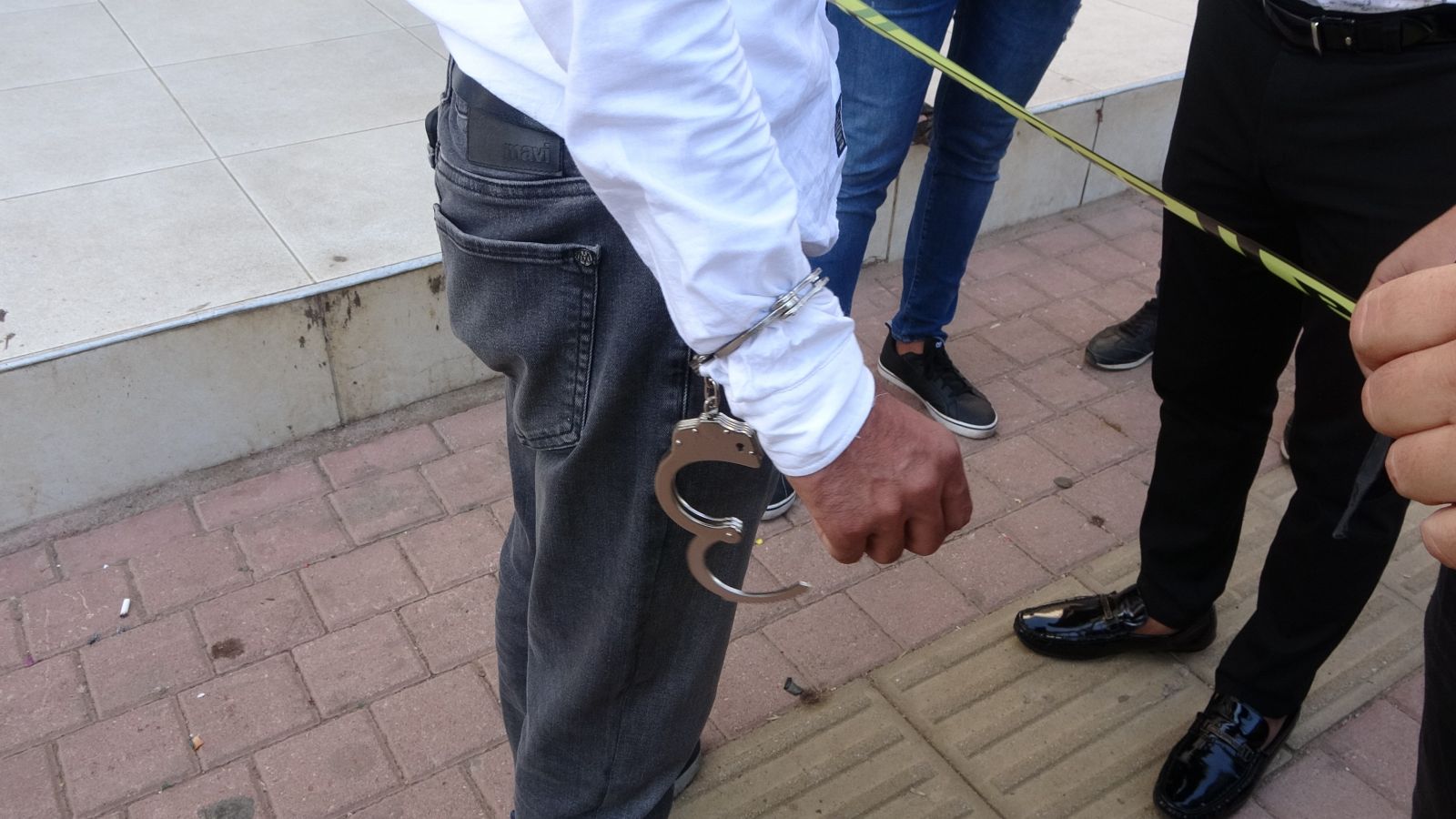 Polis kılığına giren soyguncu, kuyumcuyu kelepçeleyip 1 kilo altın çaldı