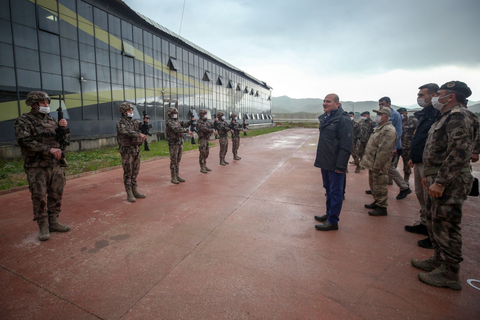 İçişleri Bakanı Soylu, Yüksekova'da asker ve polislerle bayramlaştı