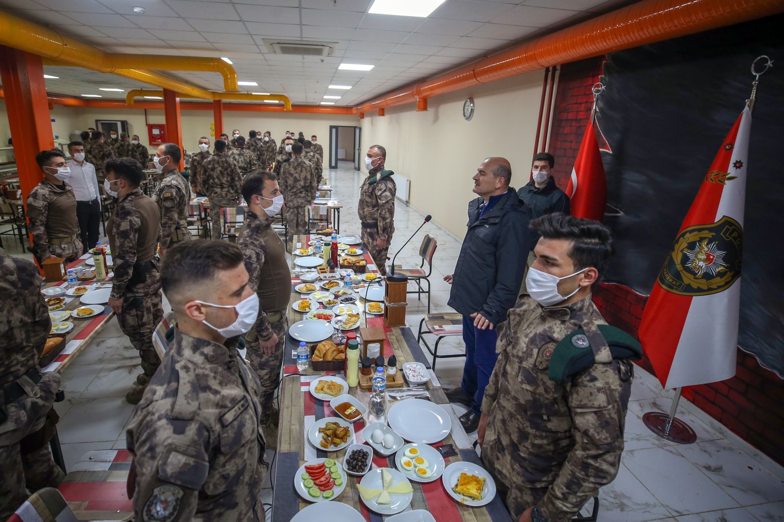 İçişleri Bakanı Soylu, Yüksekova'da asker ve polislerle bayramlaştı